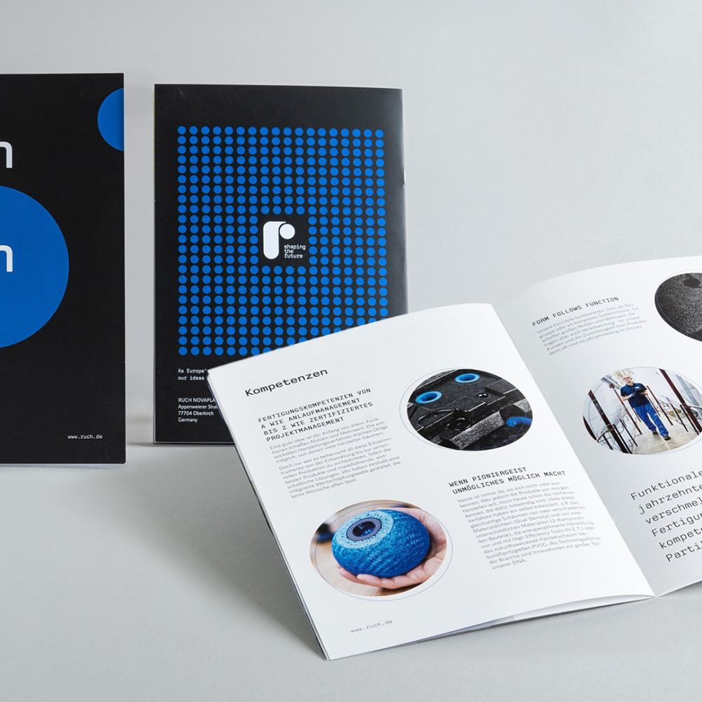 Broschüre RUCH NOVAPLAST Broschüren mit dem Titel "Ideen Form Geben" und Innenseiten mit Bildern und Text zu Kompetenzen und Produkten.