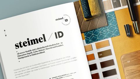 Steimel-Broschüre "ID" mit Moodboard Seite der Steimel-Broschüre "ID" mit Text zu individualisierbaren Möbeln und einer Moodboard-Collage aus Stoffen und Materialien.