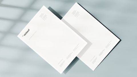 Minimalistisches Briefpapier-Design von Steimel Zwei weiße Briefbögen mit Steimel-Logo, auf hellem Hintergrund, minimalistisch gestaltet für professionelle Markenkommunikation.