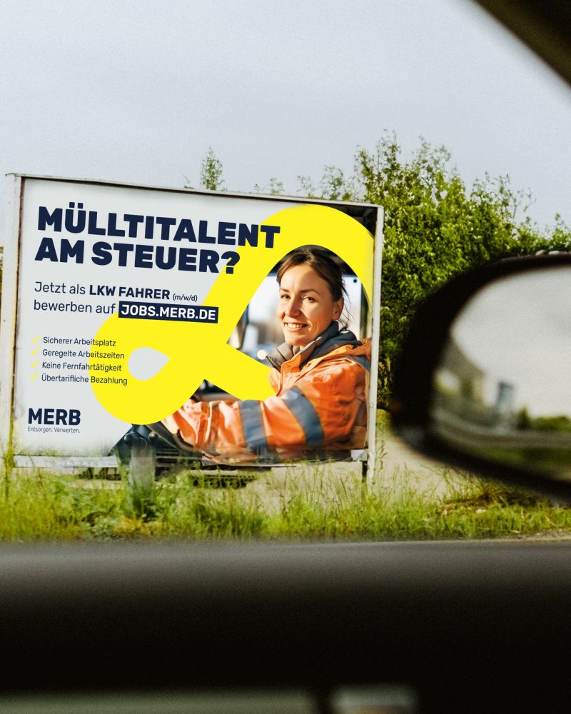 MERB Jobkampagne: Plakat am Straßenrand Reklameplakat mit Jobangebot für LKW-Fahrer von MERB am Straßenrad, aus dem Auto heraus fotografiert.