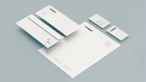 Steimel Corporate-Design-Set Corporate-Design-Set von Steimel, bestehend aus Briefpapier, Umschlägen und Visitenkarten, auf hellblauem Hintergrund.